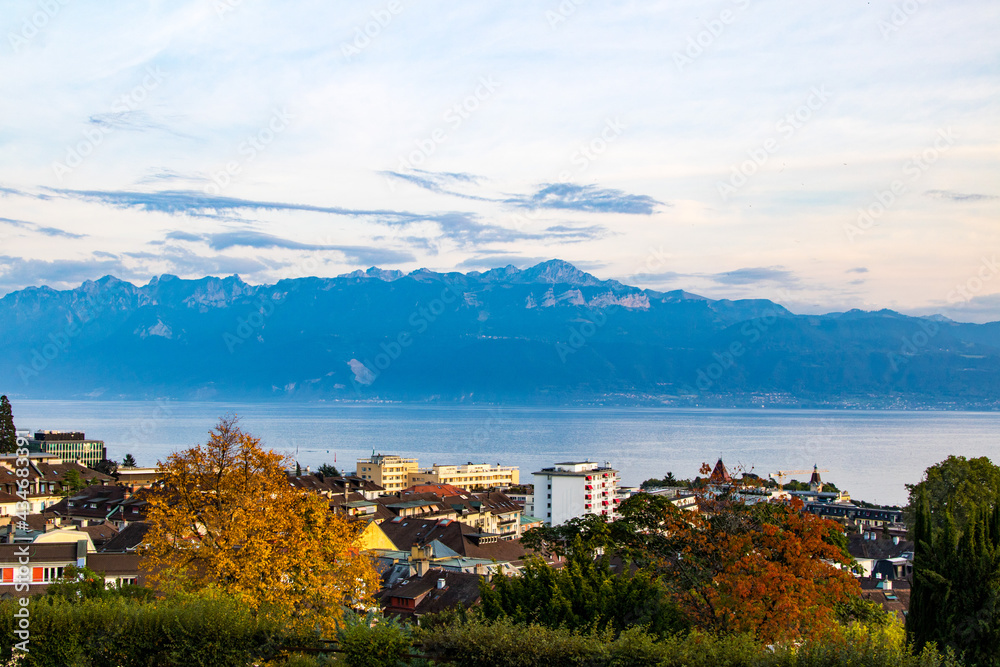 Vue sur le lac Léman et la ville de Lausanne au coucher du soleil depuis le quartier de Sous-Gare (Canton de Vaud, Suisse)