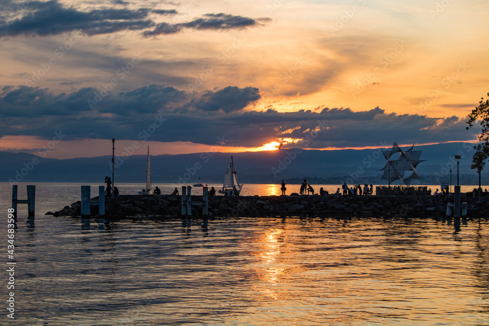 Coucher de soleil sur le lac Léman à Lausanne depuis le quartier d'Ouchy (Canton de Vaud, Suisse)