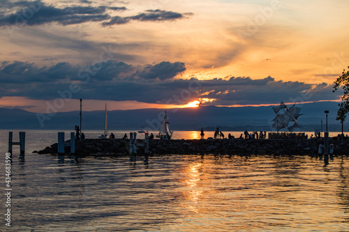 Coucher de soleil sur le lac L  man    Lausanne depuis le quartier d Ouchy  Canton de Vaud  Suisse 