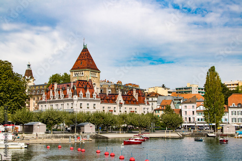 Vue sur le quartier d'Ouchy depuis les quais du lac Léman à Lausanne (Canton de Vaud, Suisse)