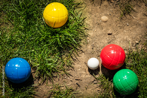 Foto colorful plastic boules or boccia balls are lying on a green meadow