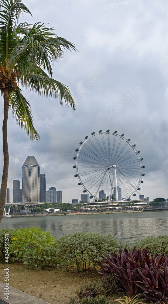 Fototapeta premium Singapore Flyer- it reaches the height of a 55-storey building, having a total height of 165 m