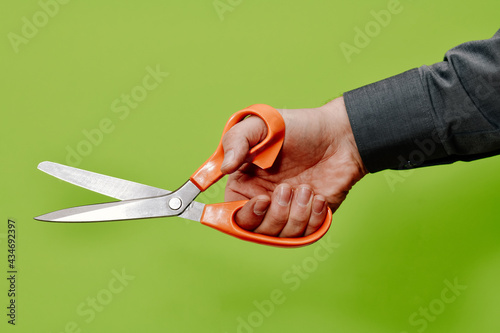 Männerhand mit Schere