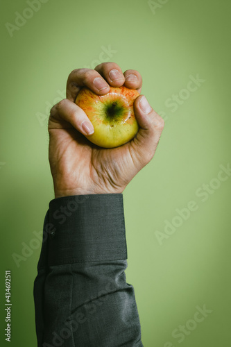 Männerhand umklammert Apfel