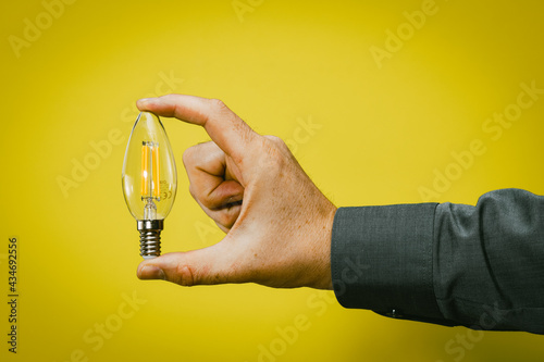 Männerhand hält LED Glühbirne