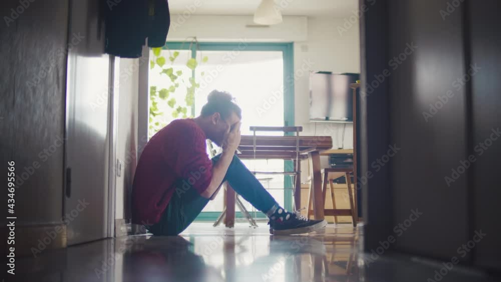homme, triste, dépression, personne, assis, couloir, pleure, position fœtale, pleurer, bouder, salon, maison, profile, blond, cheveux, long, bouclée, frisée, pull, rouge, ville, homme, triste, dépression, personne, assis, couloir, pleure, position fœtale, pleurer, bouder, salon, maison, profile, blond, cheveux, long, bouclée, frisée, pull, rouge, ville,