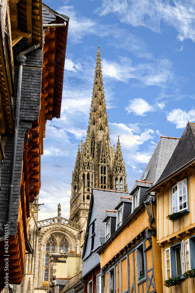 Quimper. Vue sur la cathédrale Saint-Corentin depuis une rue de l'ancienne ville. Finistère. Bretagne Quimper. Vue sur la cathédrale Saint-Corentin depuis une rue de l'ancienne ville. Finistère. Bretagne