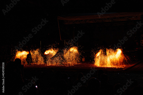 Fotografie Funkenflug bei Feuershow