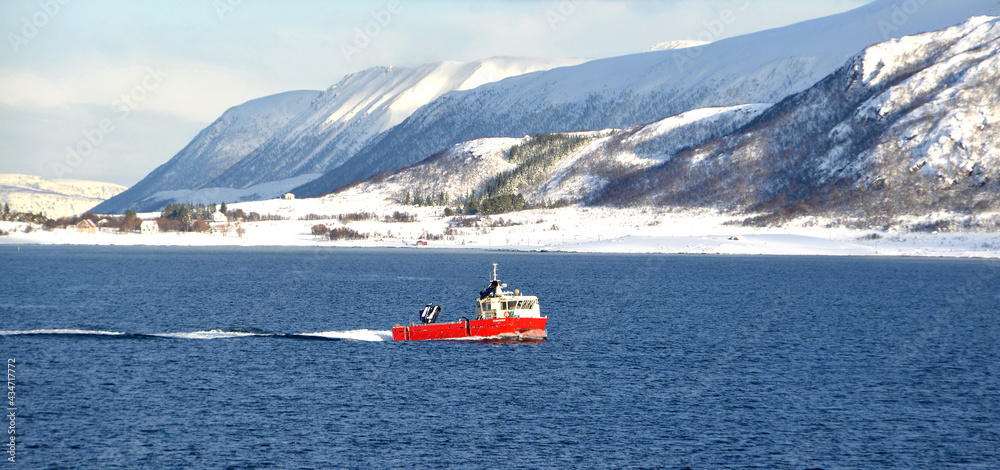 Obraz premium Boot, Küste Norwegens - Faszinierende Lofoten und Fjorde am Polarkreis, Panorama 