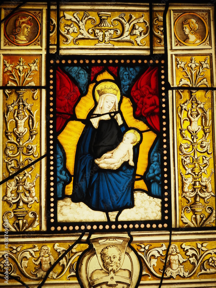 Vitrail représentant une vierge à l’enfant, France