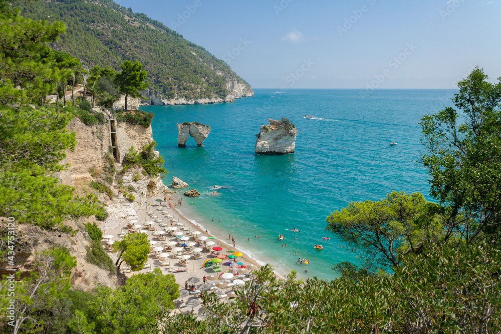 La spiaggia di Baia dei Faragioni sul Gargano in Puglia