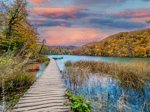 Fototapeta Naklejka Na Ścianę i Meble -  Beautiful autumn landscape with colorful clouds reflected in the emerald lake at sunset in Plitvice, Croatia