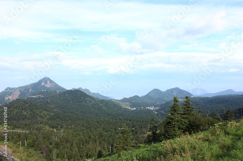 志賀高原の夏。横手山より望む信州の山々。
