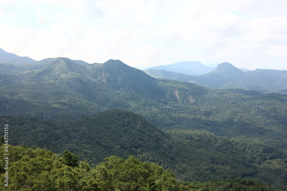 志賀高原の夏。高台から眺める信州の山並み。
