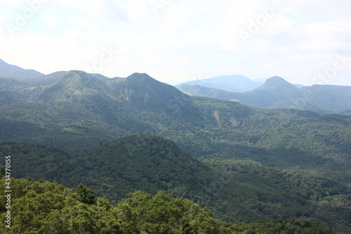 志賀高原の夏。高台から眺める信州の山並み。 