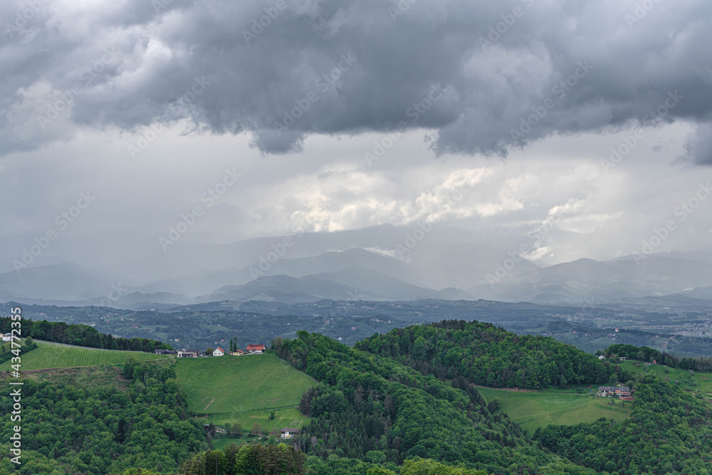 Obraz premium Hügelland in der Südweststeiermark mit Wetterstimmung