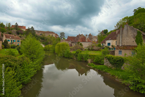 Semur-en-Auxois im Burgund © midgardson