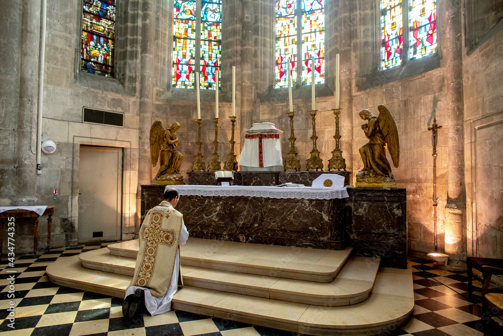 Mass in St Nicolas's church, Beaumont le Roger, France during 2019 lockdown. - obrazy, fototapety, plakaty 