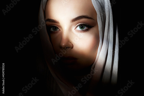 Canvas Print beautiful young woman in hijab. fashion oriental woman