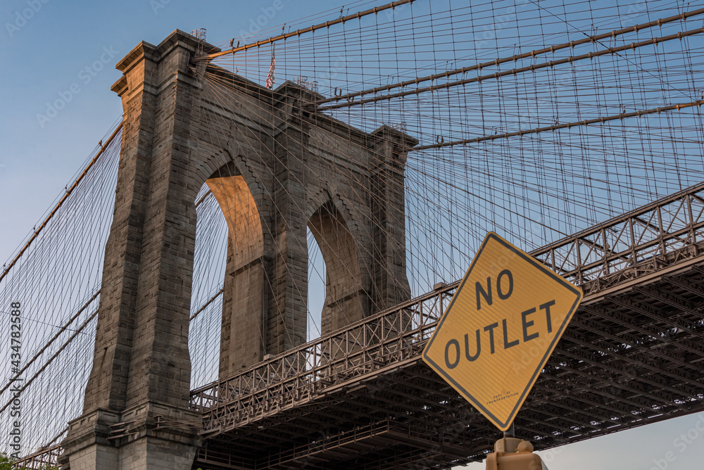 Fototapeta premium Brooklyn Bridge No Outlet Sign