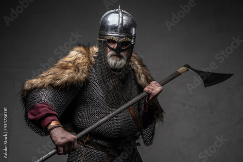 Photo Violent viking fighter dressed in authentic armored clothing