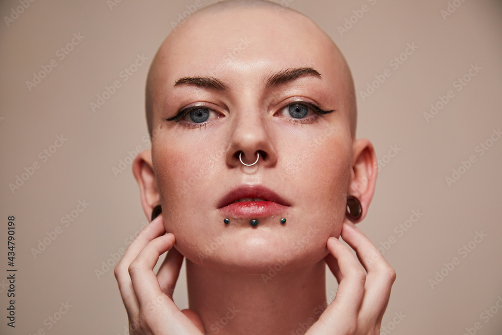 Short Haired Naked Woman With Piercing At Her Face Looking Straight While Posing Stock Foto