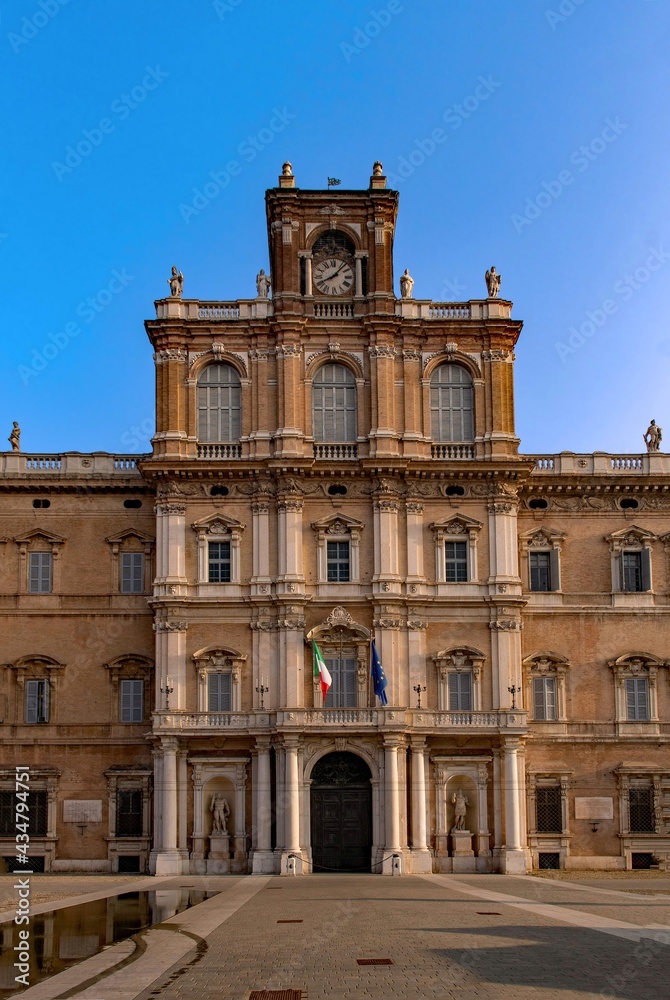 Der Palazzo Ducale in der Altstadt von Modena in der Emilia-Romagna in Italien