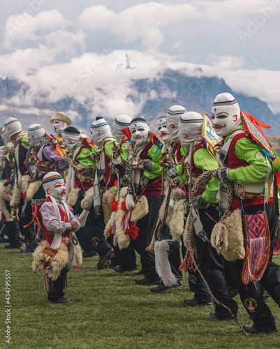 Danza Peruana Capac Colla Valle sagrado de los incas. Tradiciones y festividades de la virgen del Carmen en Cusco Perú.
