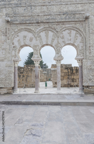 Obraz na plátně Medieval arches resting on marble columns at the House of Jafar in Medina Azahar
