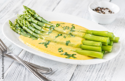 Cooked asparagus with Hollandaise sauce