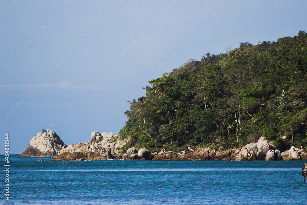 Naklejka premium Coast beach with blue ocean and sky. beautifull nature landscape