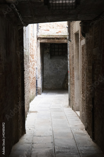 Fototapeta Naklejka Na Ścianę i Meble -  Vecchio vicolo illuminato