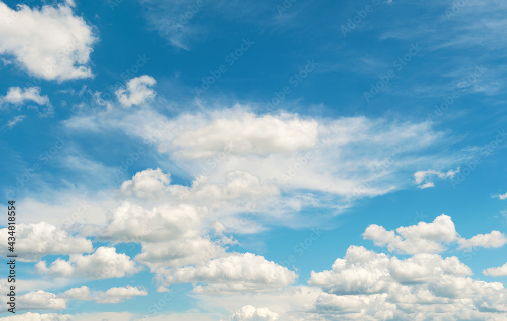 Naklejka premium Beautiful cloudy blue sky. Nature background