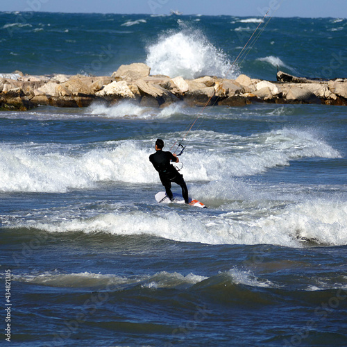 Sport, kitesurfing nel mare Adriatico del sud Europa photo