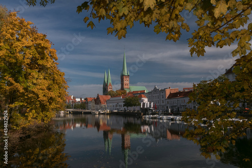 Malerischer Blick über die Obertrave auf die historische Altstadt von Lübeck.