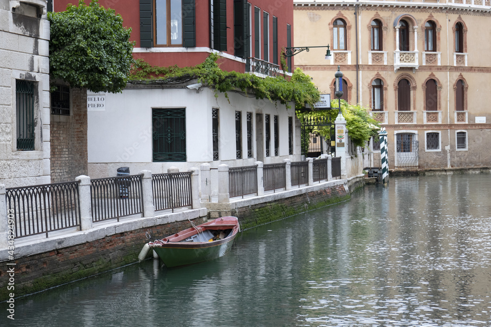 scorcio di canale con barca ormeggiata a Venezia