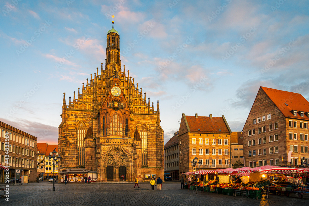 Fototapeta premium Fraunkirche in Nuremberg city of Germany at sunset time in autumn
