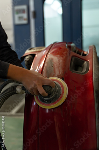 Obraz na płótnie Man machine sands a customer's bumper. Madrid w salonie