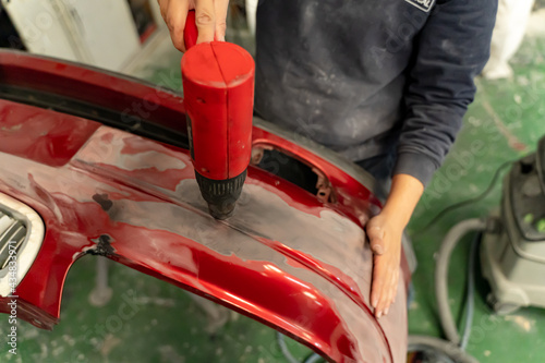 Obraz na płótnie Workshop worker molds bodywork with heat gun. Madrid, w salonie