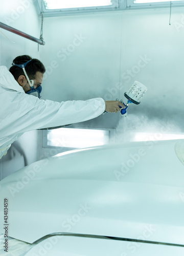 Obraz na płótnie Man paints giant hood of luxury car. Madrid w salonie