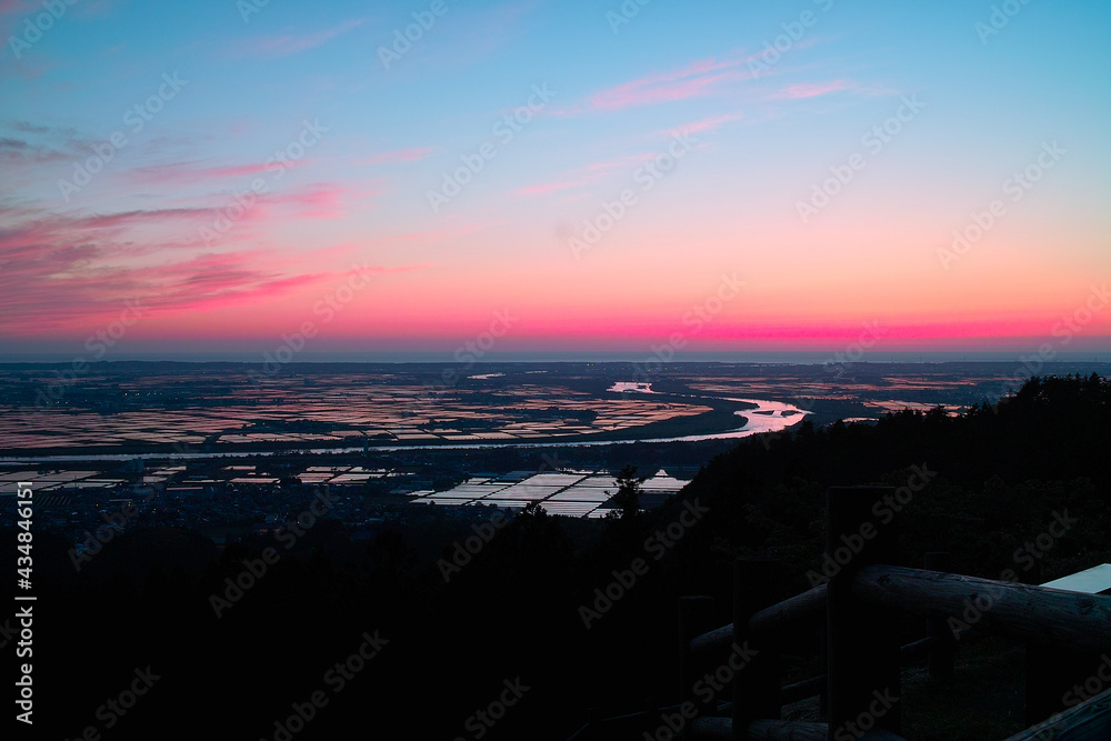 Fototapeta premium 高台から夕暮れの酒田平野と日本海を望む（山形県） 