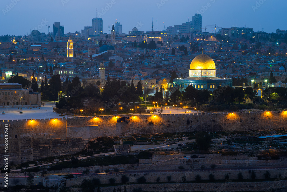 Naklejka premium dome of the rock and old city of jerusalem in israel