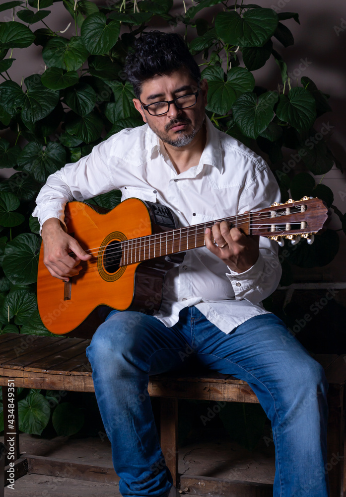 Obraz premium Cantante cubano con guitarra en la noche