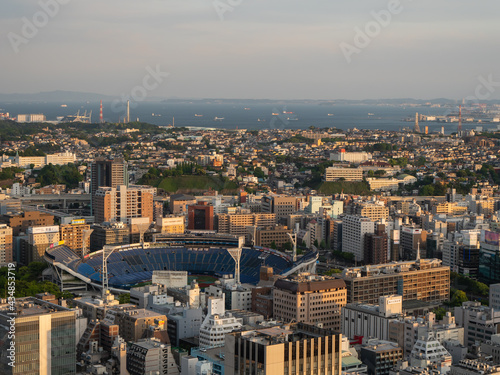 横浜の風景。建物に囲まれた横浜スタジアムと海。