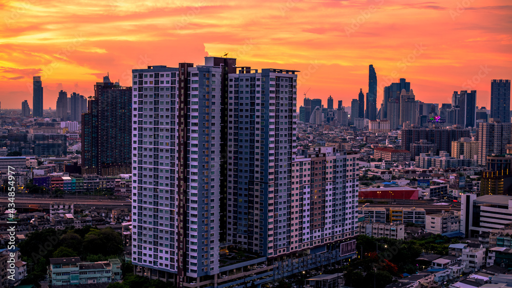 Naklejka premium The blurred abstract background of the morning sun exposure to the tiny dust particles that surround the tall buildings in the capital, the long-term health issue of pollution