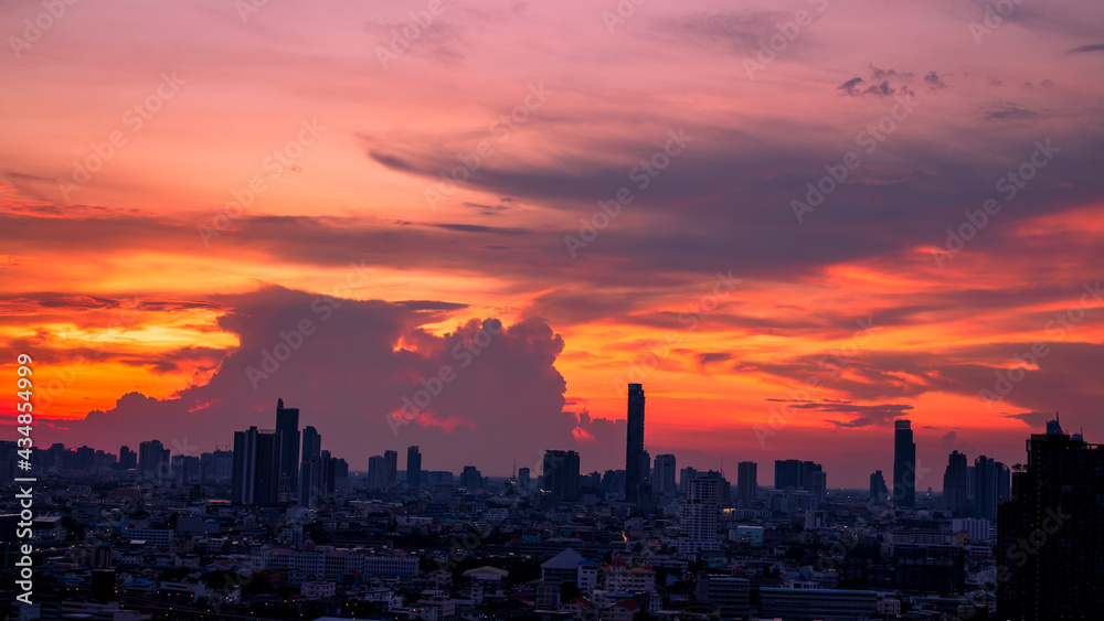 Fototapeta premium The high angle background of the city view with the secret light of the evening, blurring of night lights, showing the distribution of condominiums, dense homes in the capital community