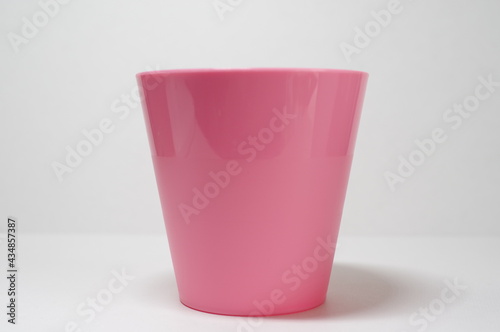 シンプルなプラスチック製のコップ