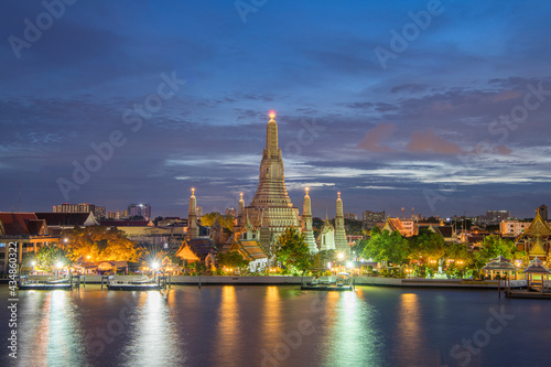 Wat Arun Wararam With the Chao Phraya River passing through In the heart of Bangkok © Tawatchai