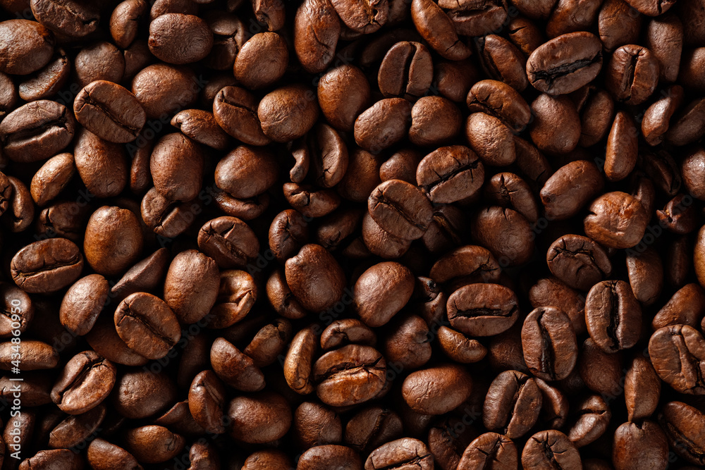 Obraz premium Food background of roasted coffee beans close-up. Flat lay.
