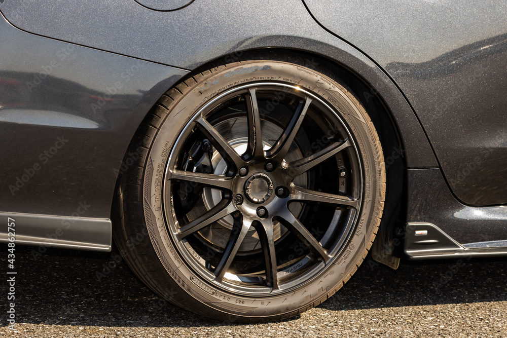 車のタイヤ ホイール old Wheel of the car 車のタイヤ ホイール old Wheel of the car